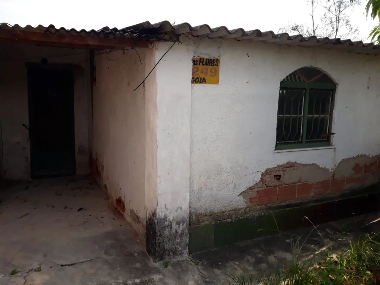 Terreno com pequena casa 
