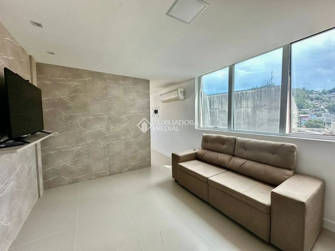 Studio moderno e todo mobiliado.