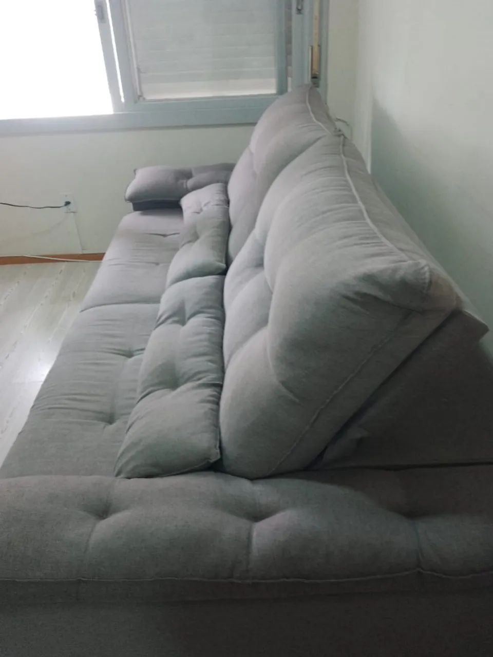 Sofa-cama lindo e confortável, cor cinza.