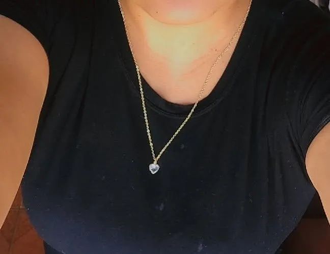 Colar dourado com pedrinha de coração 