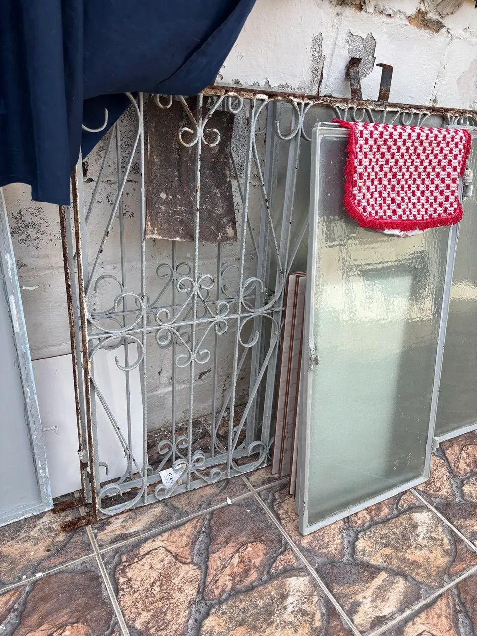 Janelas de vidro, grades de ferro, portão de ferro. - Foto 3