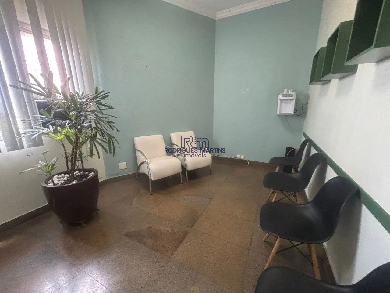 ALUGA-SE SALA COMERCIAL NO SANTO AGOSTINHO.