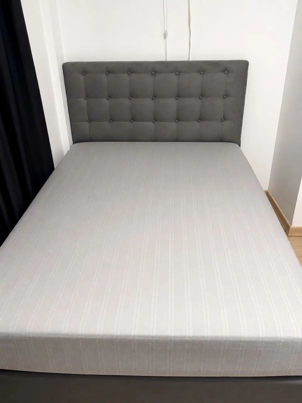 VENDE-SE CAMA QUEEN COM COLCHÃO - EM BOM ESTADO 