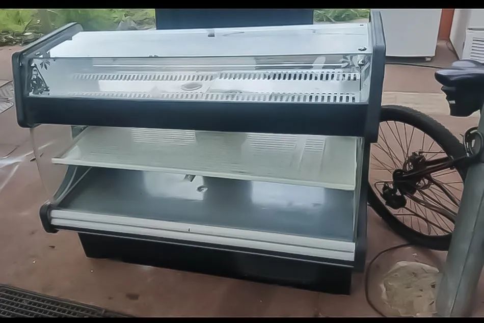 Balcão refrigerado com estufa - 1,40m de comprimento, marca Gelopar. 110v - Foto 2