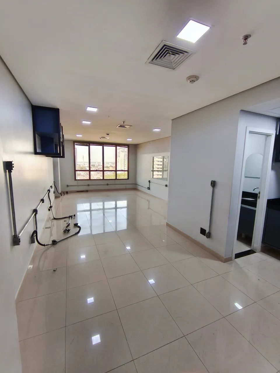 Sala Comercial de 40m² - Ed. The Office (Adrianópolis) 