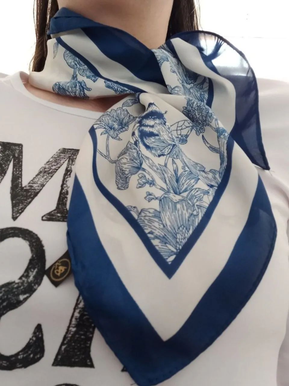Lenço Floral Azul Marinho Clássico (novo) - Foto 2