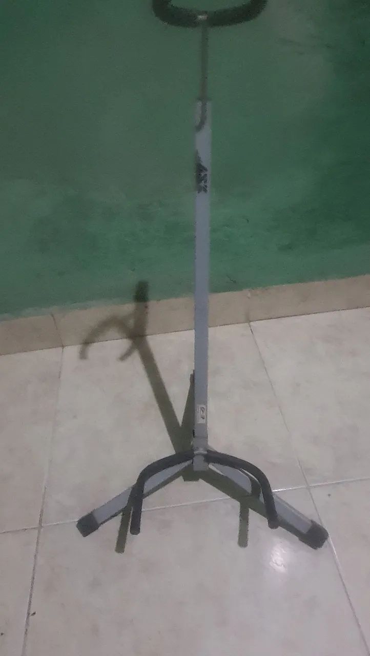 Pedestal de violao e guitarra de ferro - Foto 2