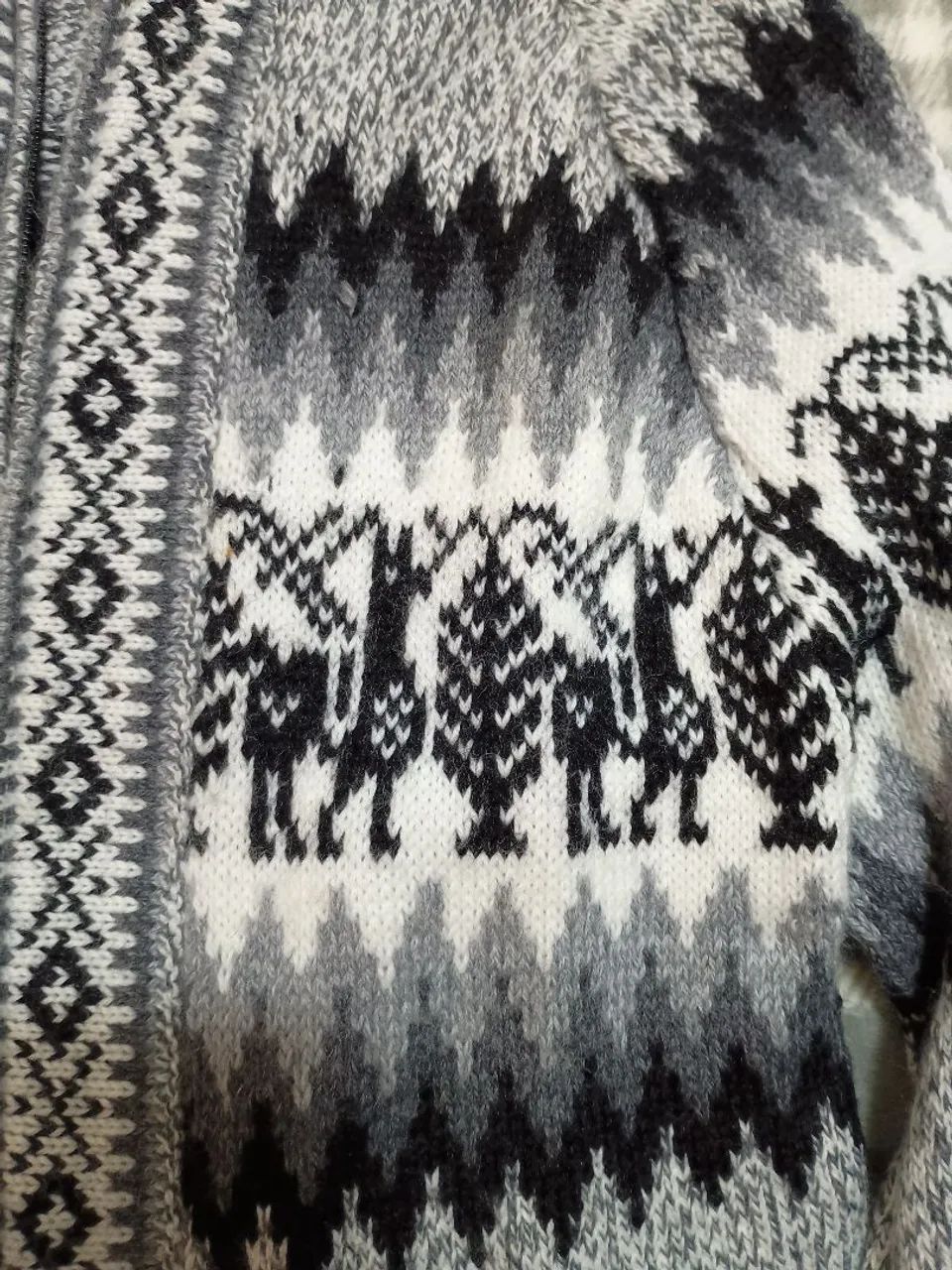 Casaco/Blusa Andina com Lhamas e Capuz - Foto 3