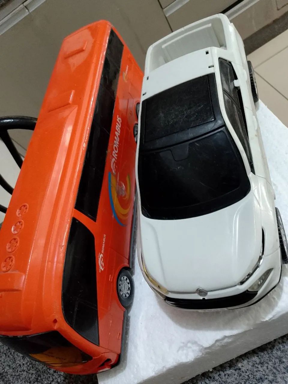 Lote de ônibus grande e carro 