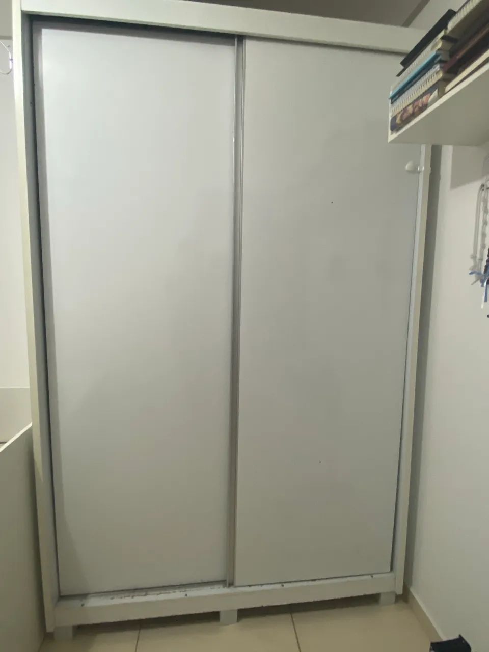 Guarda-roupa branco 2 portas de correr e 2 gavetas
