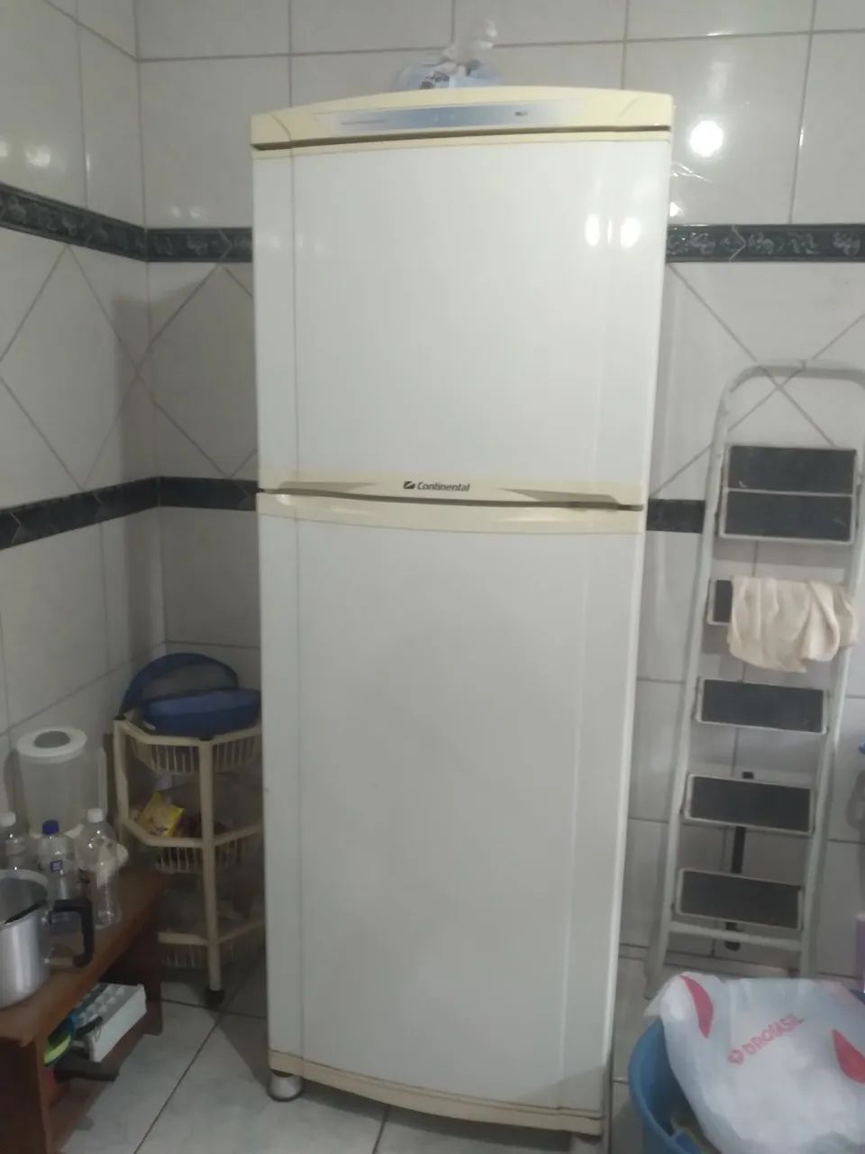Vende se uma geladeira usada