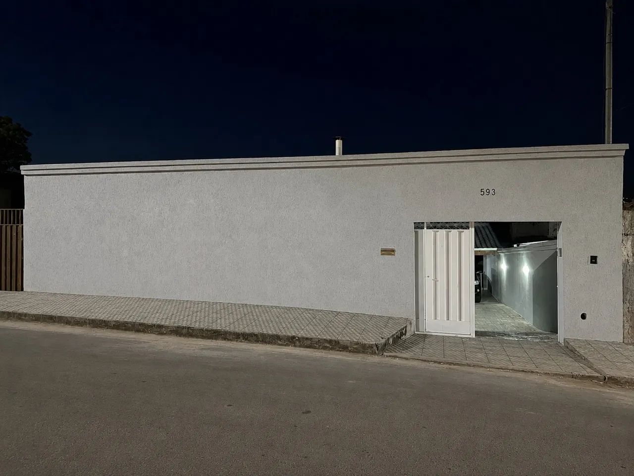 OPORTUNIDADE ÚNICA - CASA COMPLETA E IMPONENTE!
