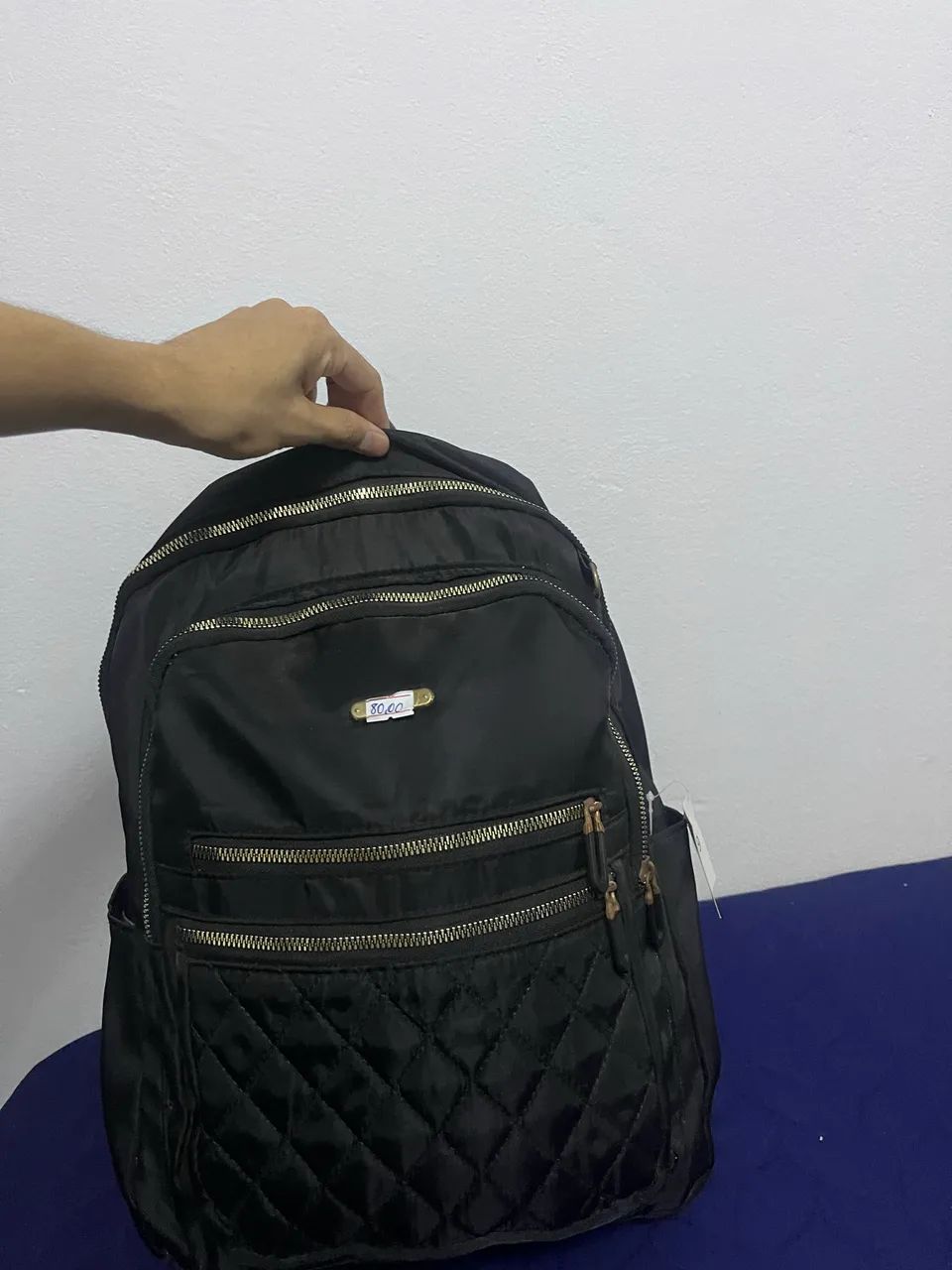 Mochila feminina preta com vários compartimentos 