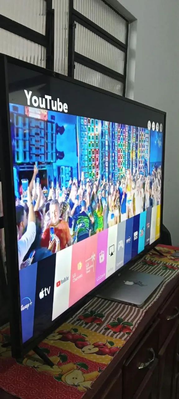 Vendo essa tv da marca LG de 55 polegadas SMART COM ACESSO AO BLUETOOTH 
