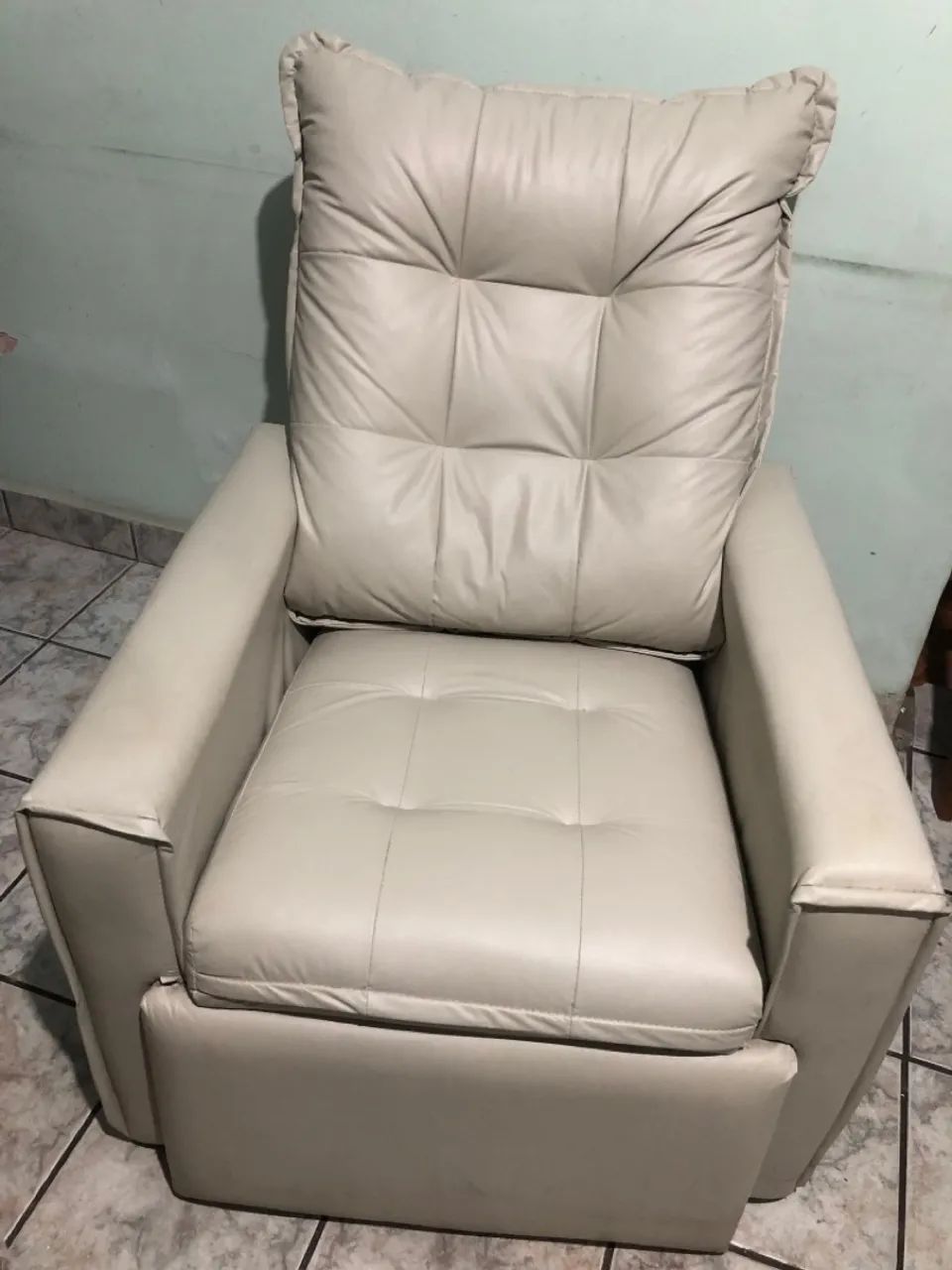 Poltrona Bege Confortável, Ótima para Sala ou Quarto
