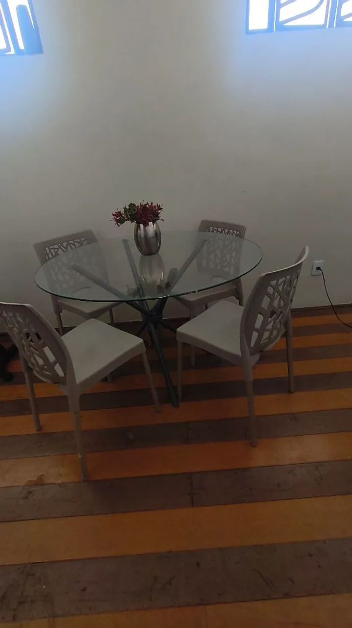 MESA COM CADEIRA PRA VENDER RÁPIDO 