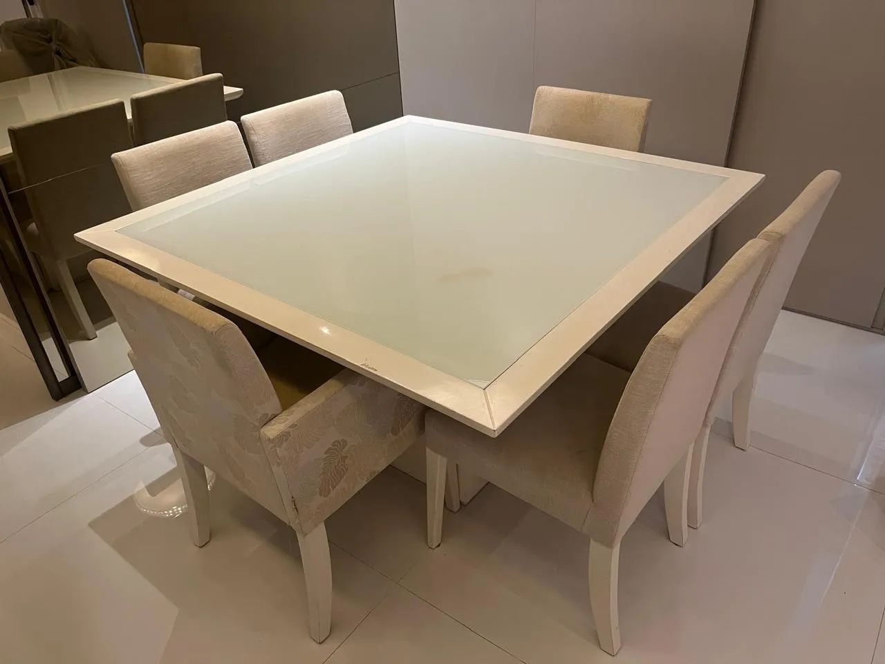Mesa quadrada com 6 cadeiras