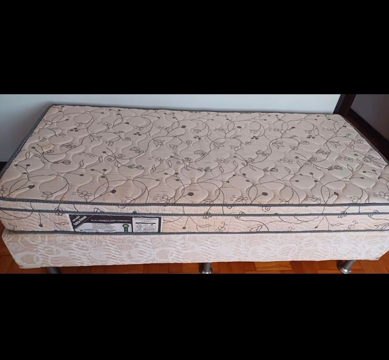 Cama Box Solteiro com algumas manchas e saia R$550,00