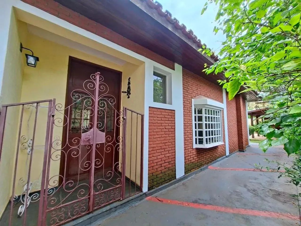 Casa Praticamente TÉRREA no Miolo da Granja Viana! - Foto 5