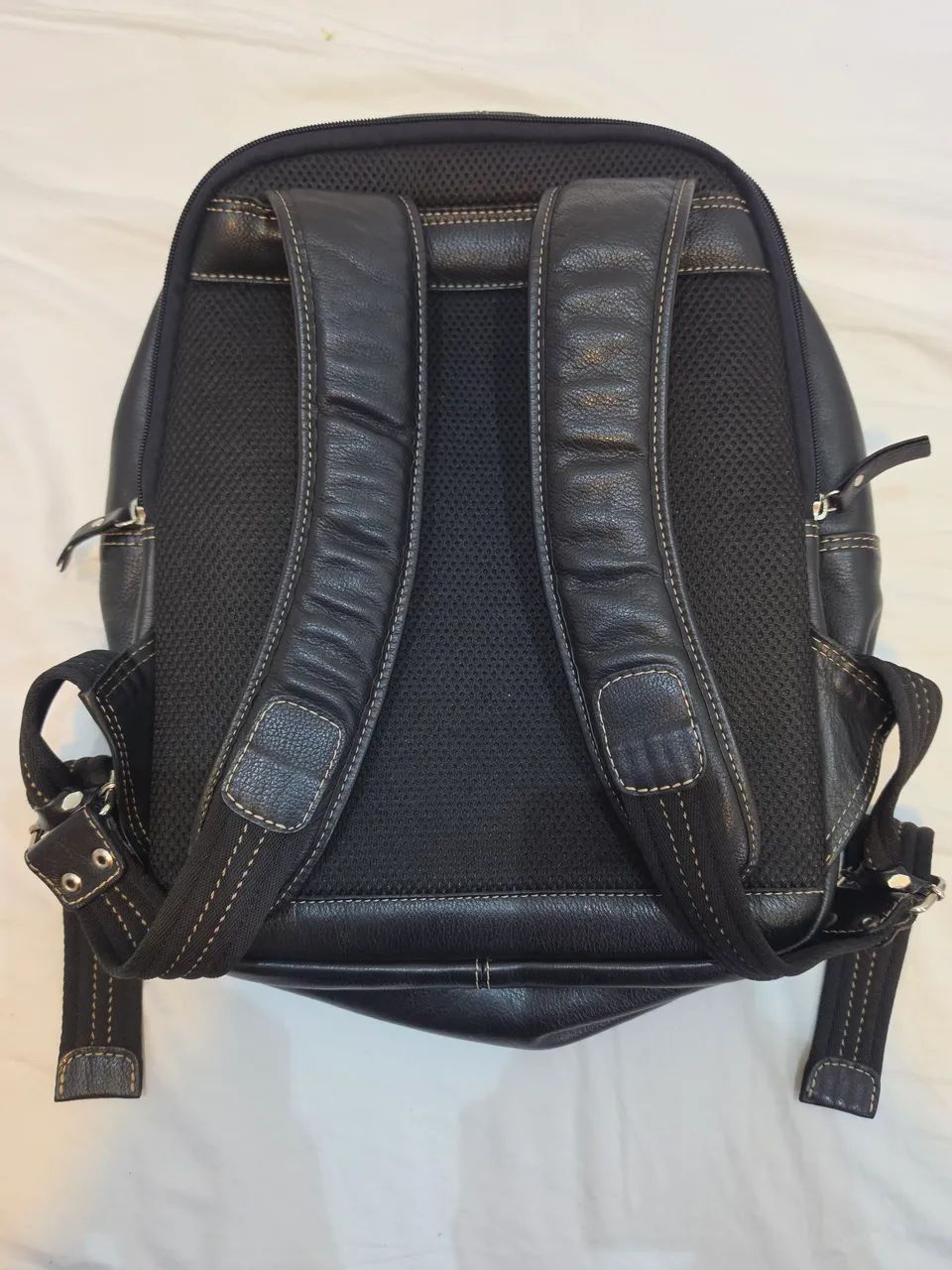 Mochila de Couro da marca DEMOCRATA Preta para Notebook até 15" - Excelente Estado - Foto 2