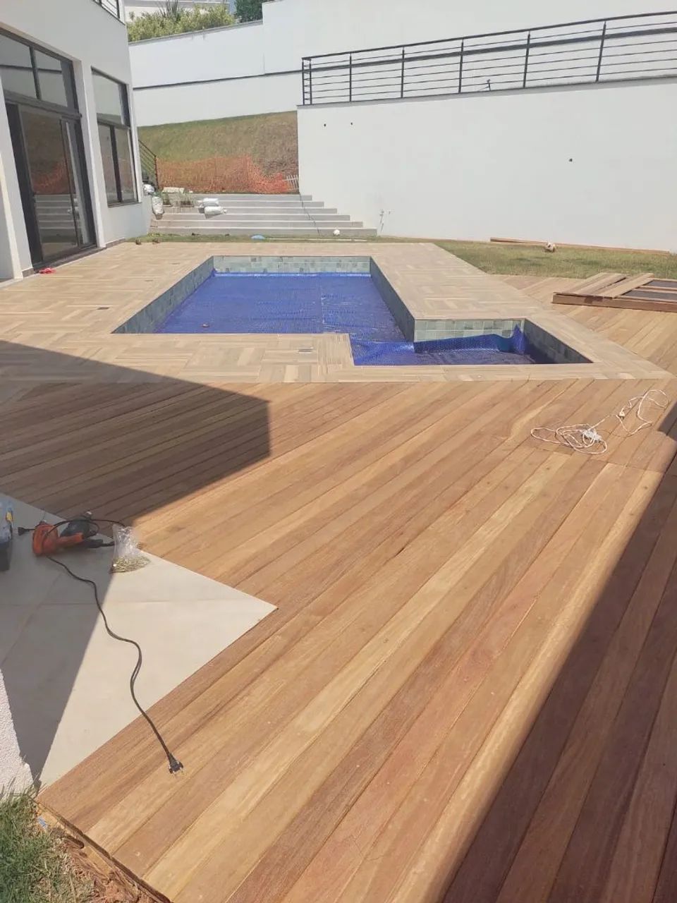 DECK DE MADEIRA E PERGOLADO 