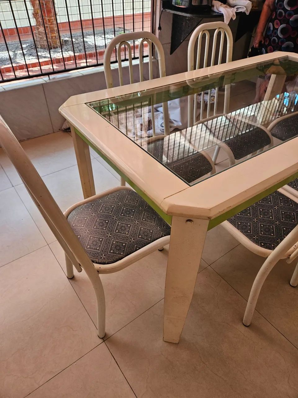Vendo jogo de mesa e cadeiras - Foto 3