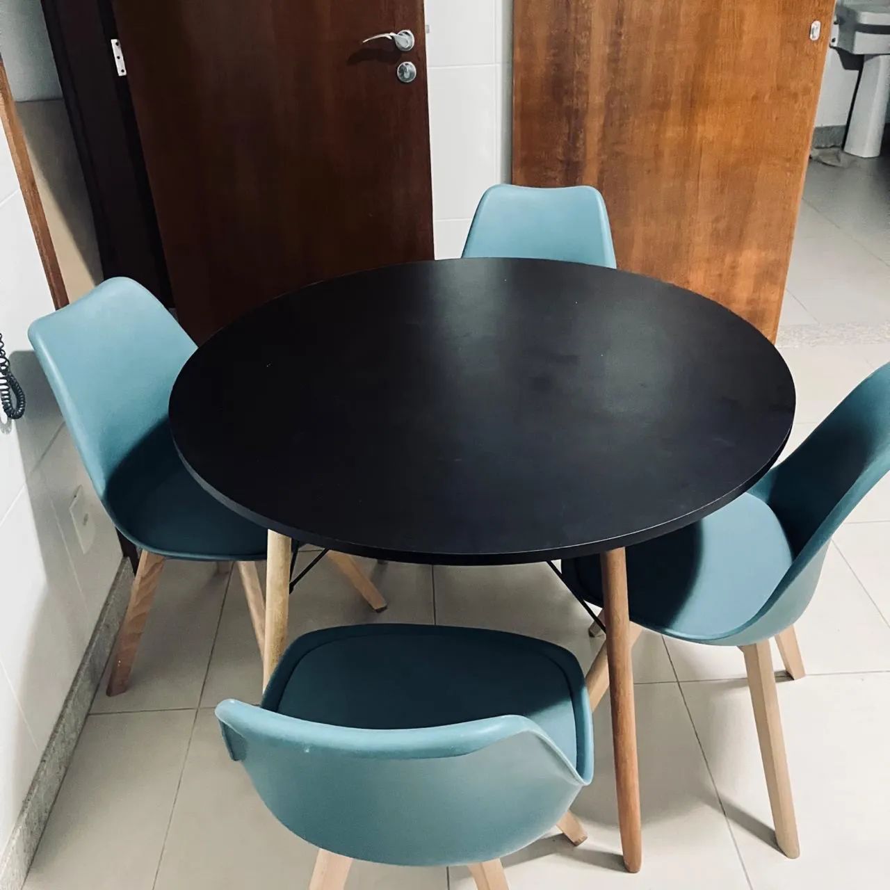 Vendo mesa e 4 cadeiras 