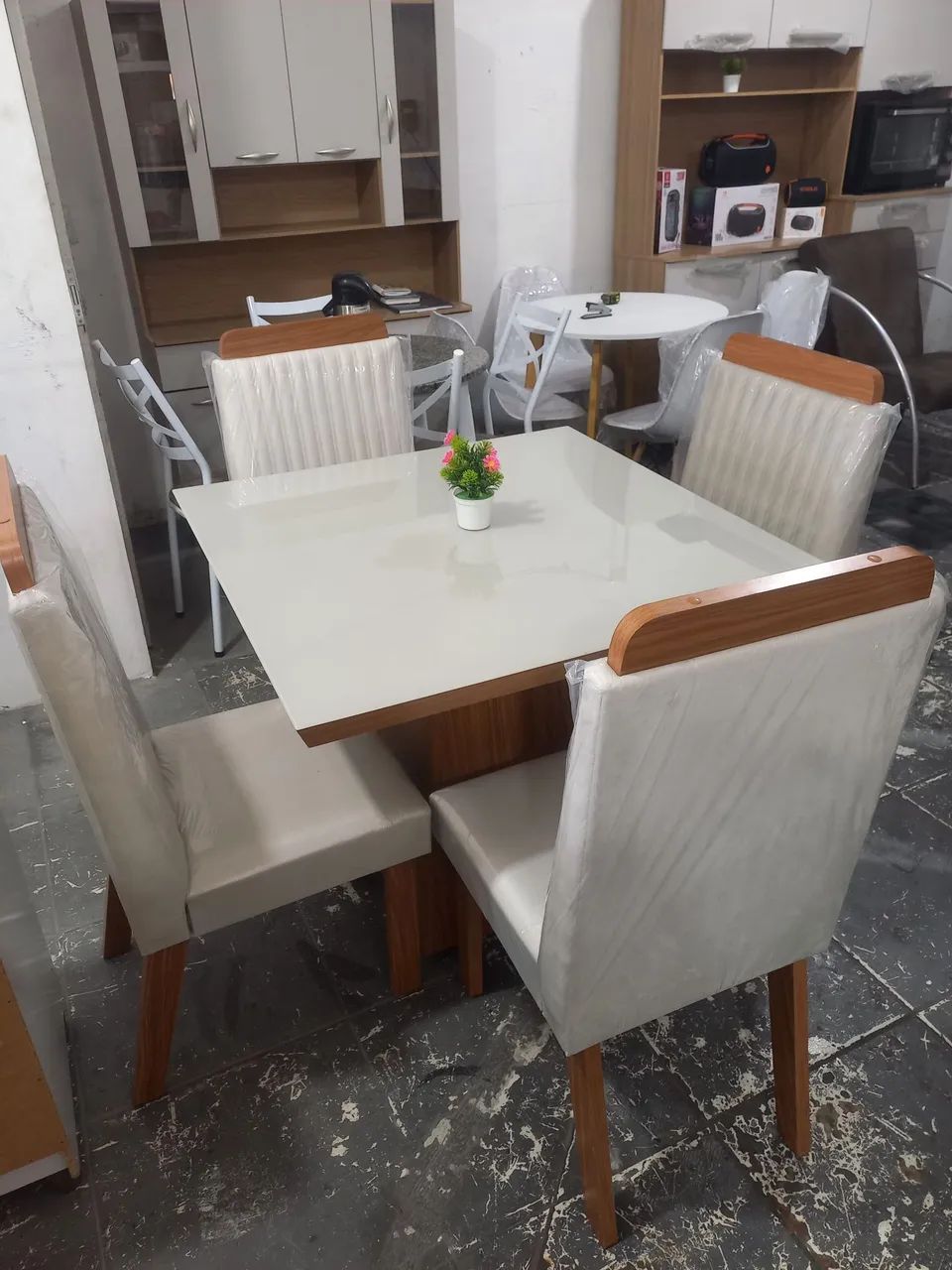 Mesa de jantar com quatro cadeiras - Foto 2