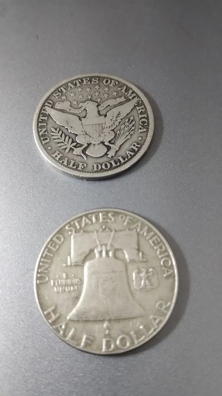 Duas moedas de prata Half dollar Franklin 1962 e Barbie 1910 - Foto 2