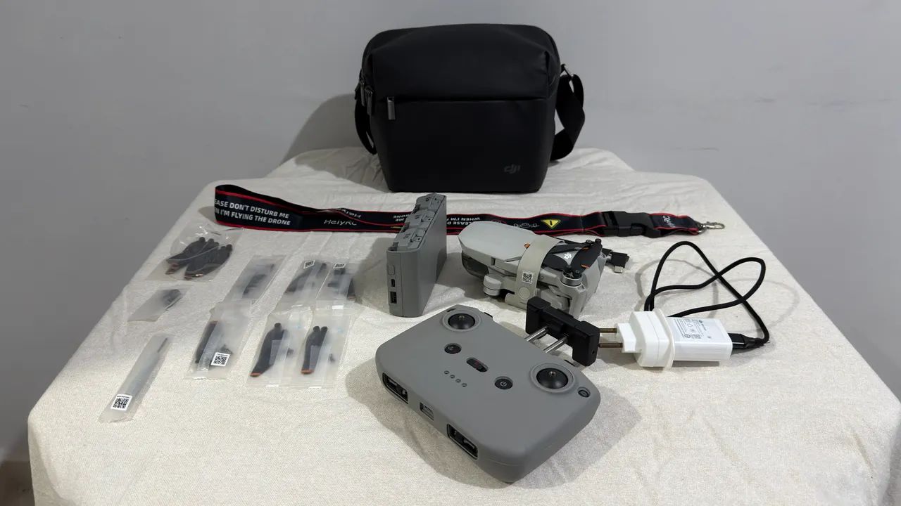 Drone DJI Mini 2 SE Fly More Combo - Completo na Bolsa (Sem Detalhes)
