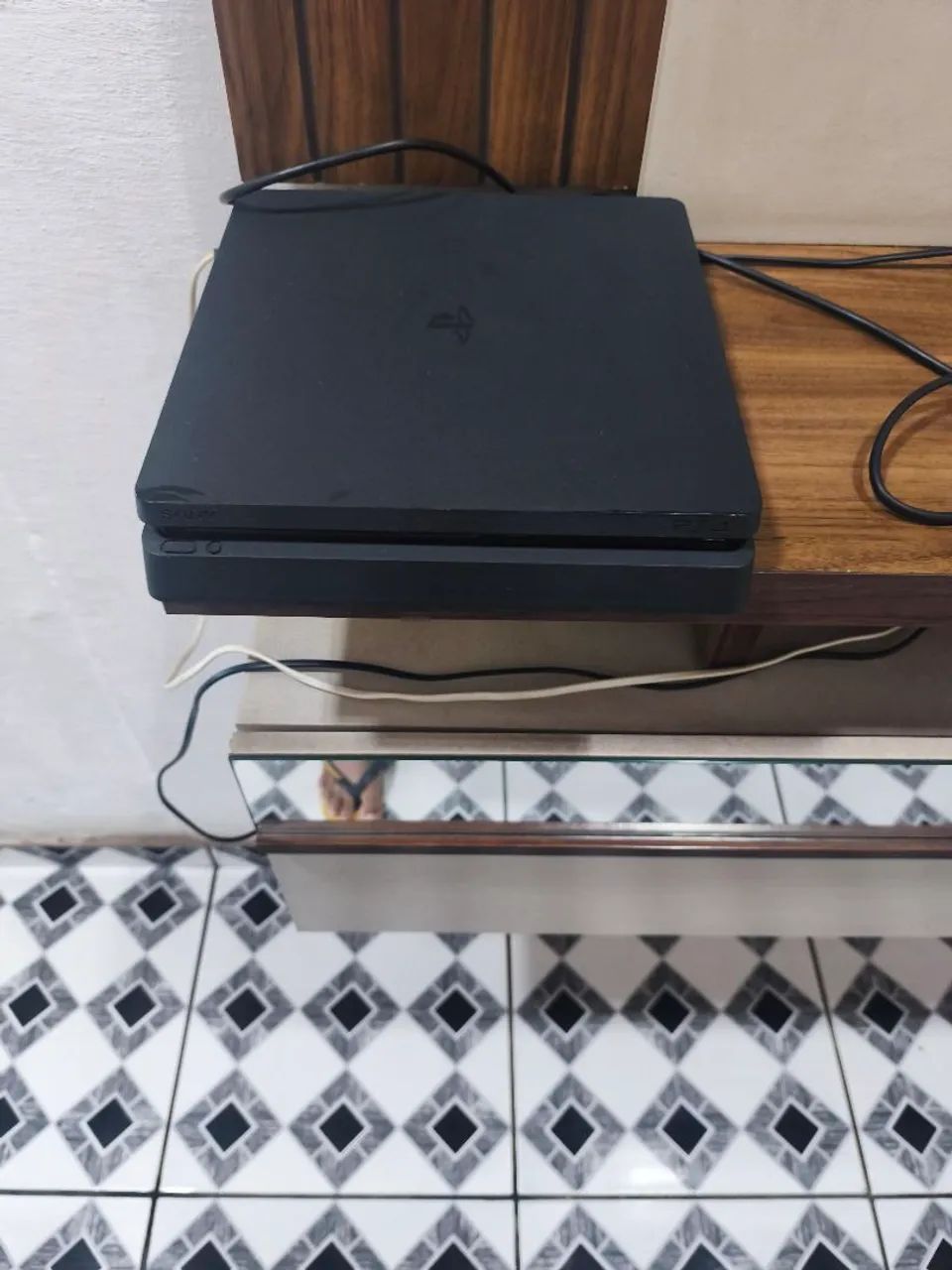 Vende-se um PlayStation 4 slim semi novo