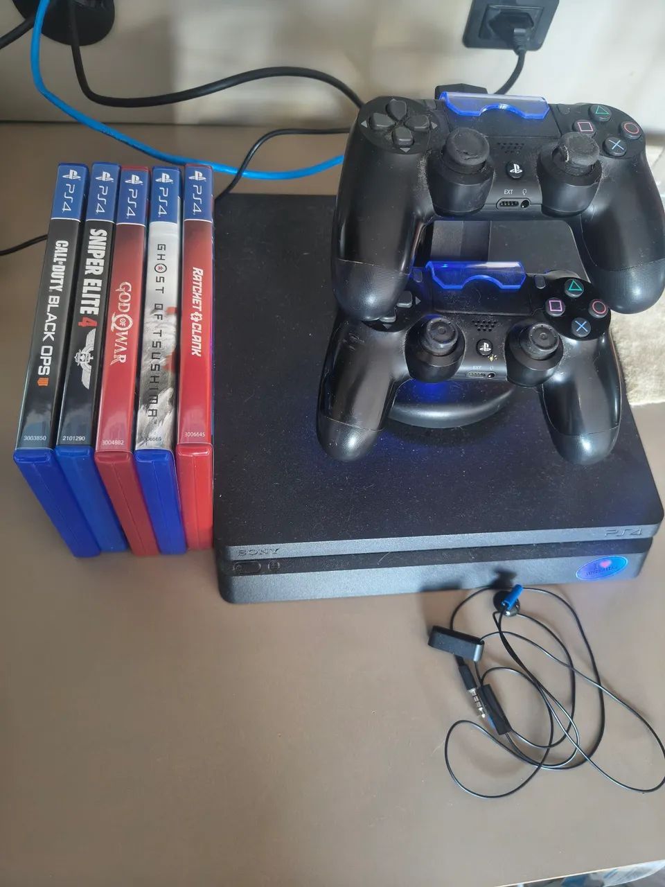 Playstation 4, com 2 controles