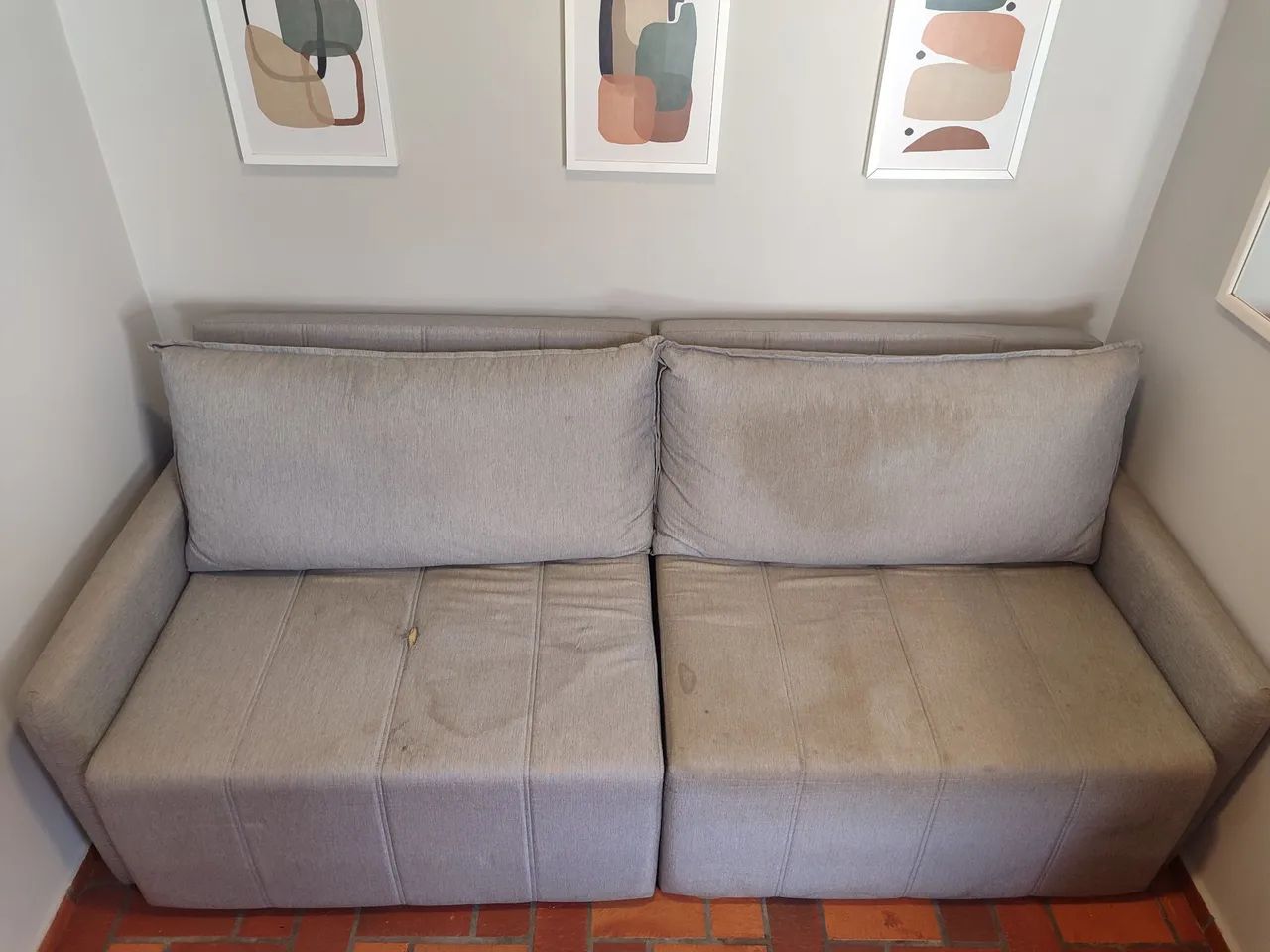 Sofá-cama retrátil 2 lugares - cinza - estrutura funcional (precisa de limpeza e reforma) - Foto 2