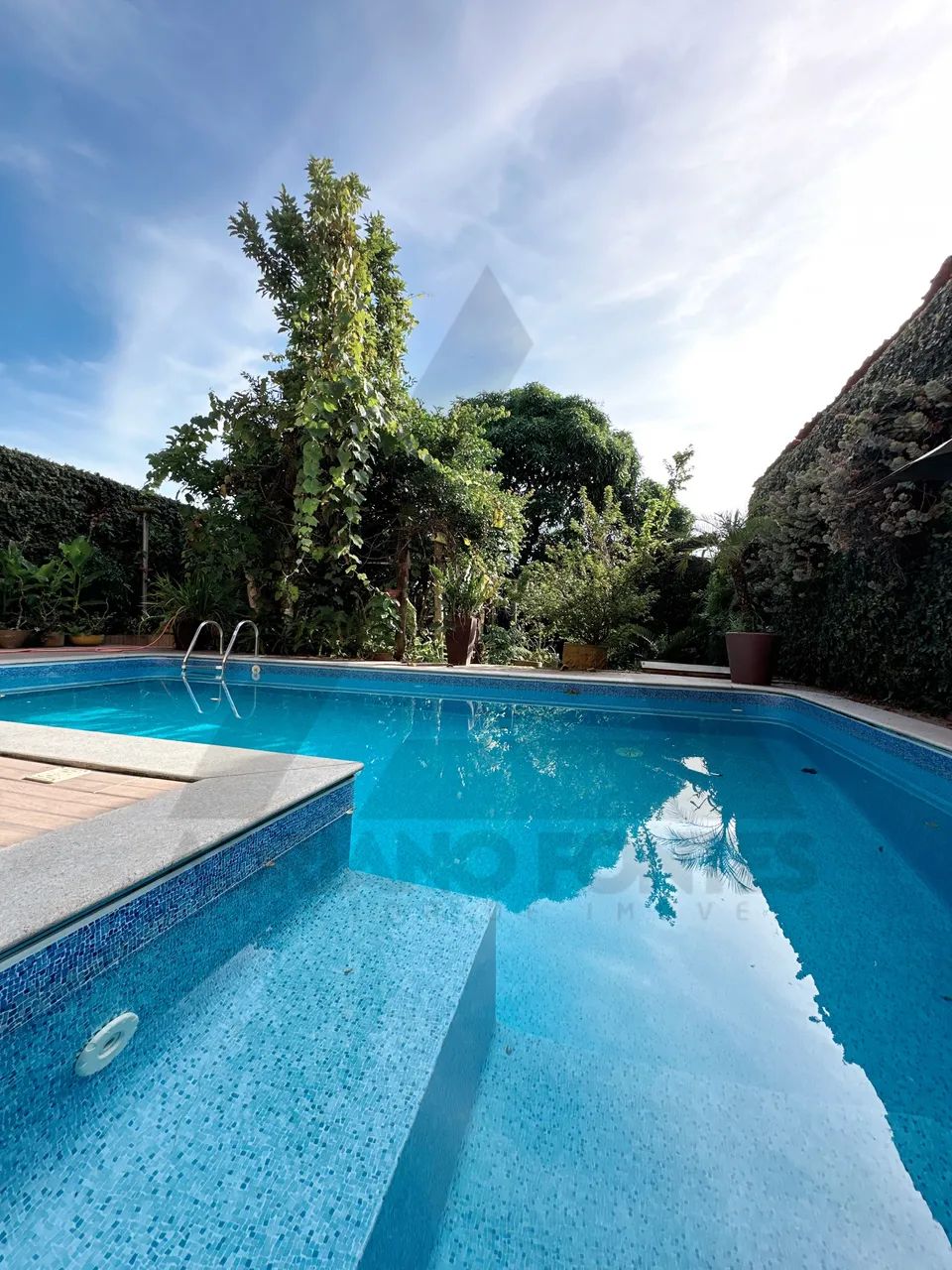 Casa Duplex Com piscina e 5 vagas de garagem 