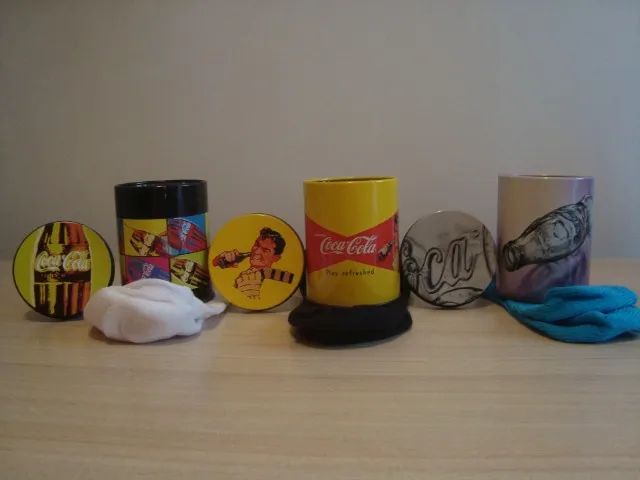 3 Latas Coca Cola com pares de meias