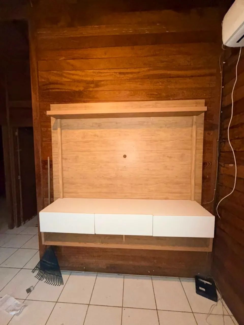 Painel para TV com Rack Suspenso - Amadeirado e Branco