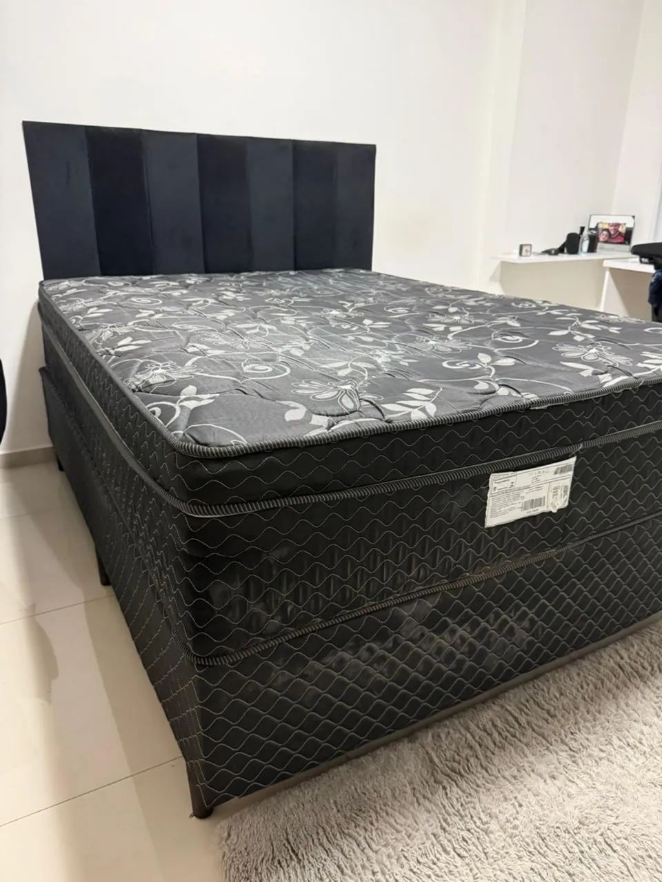 Cama + tapete + cabiceira