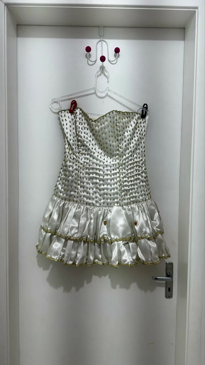 Vestido Branco com Pedrarias e Laço Vermelho - Foto 2