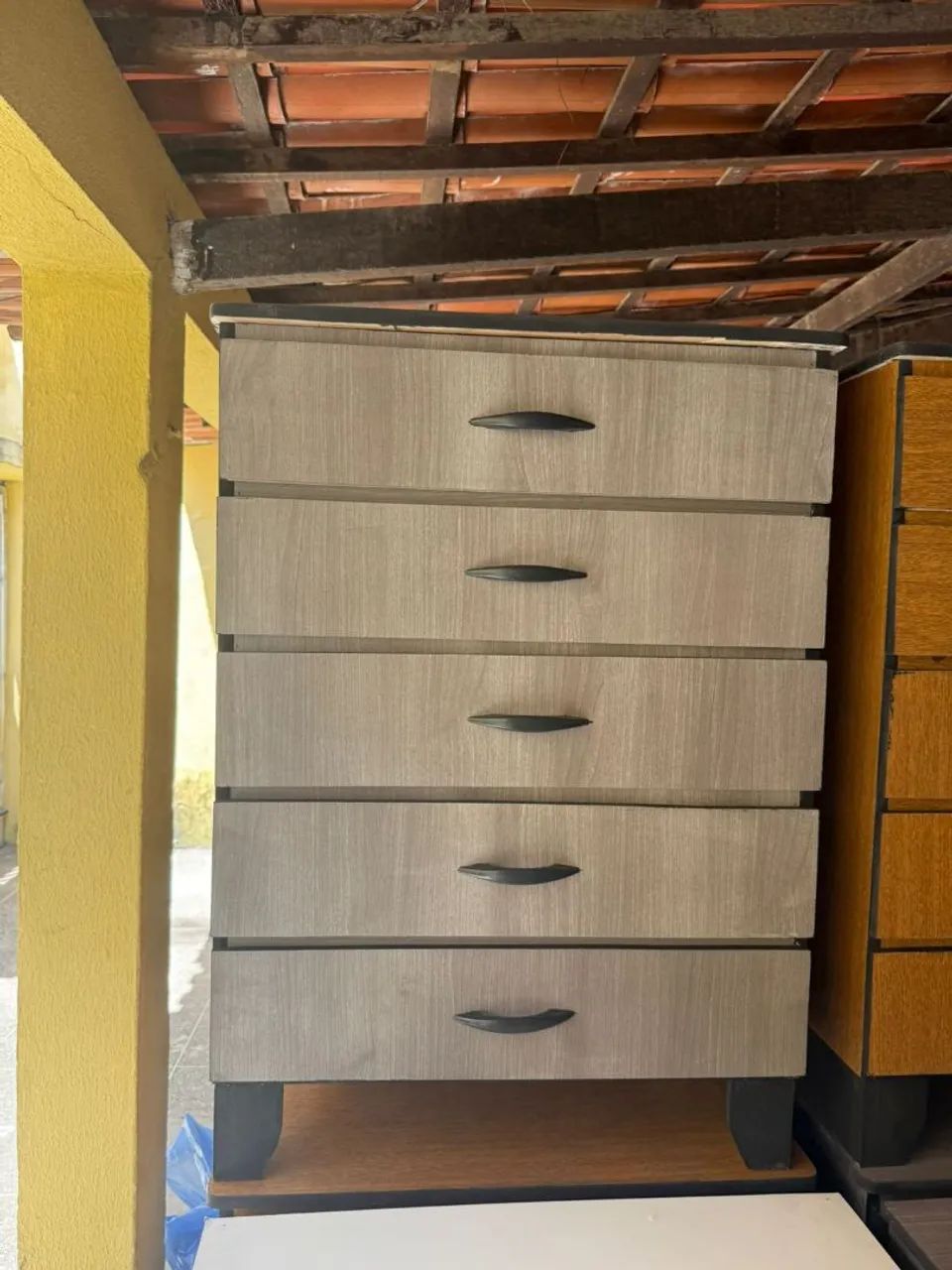 Cômoda roupeiro de 5 gavetas de madeira com MDF. - Foto 4