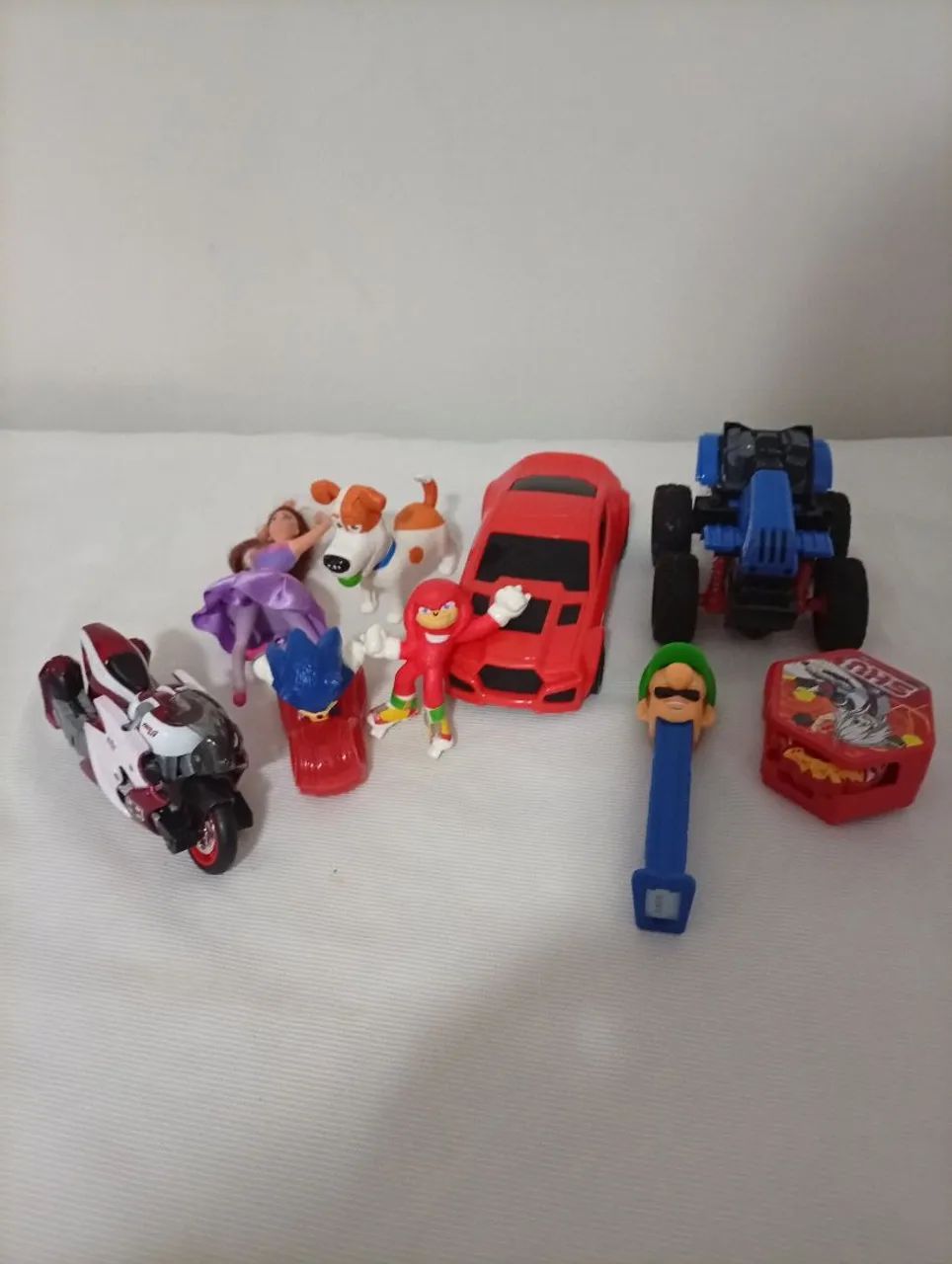 Lote Carrinhos e Bonecos - Foto 4