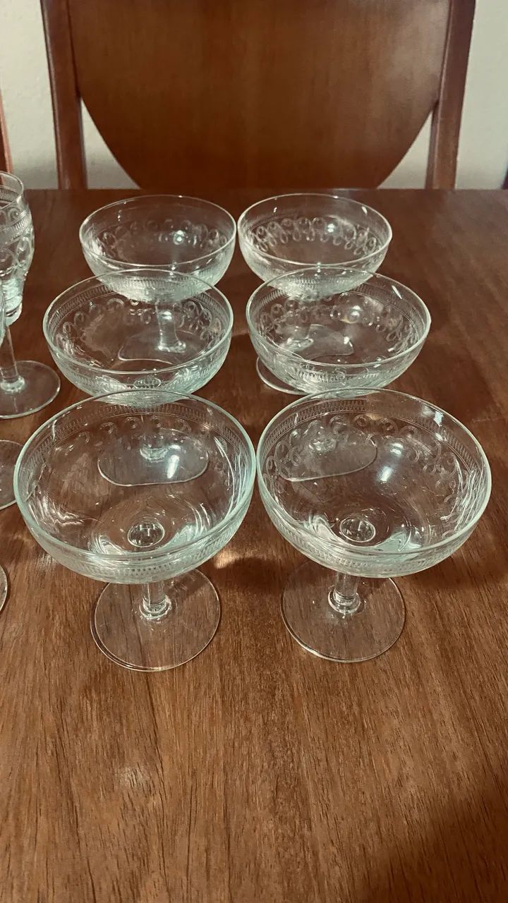 Conjunto de taças finas trabalhadas .