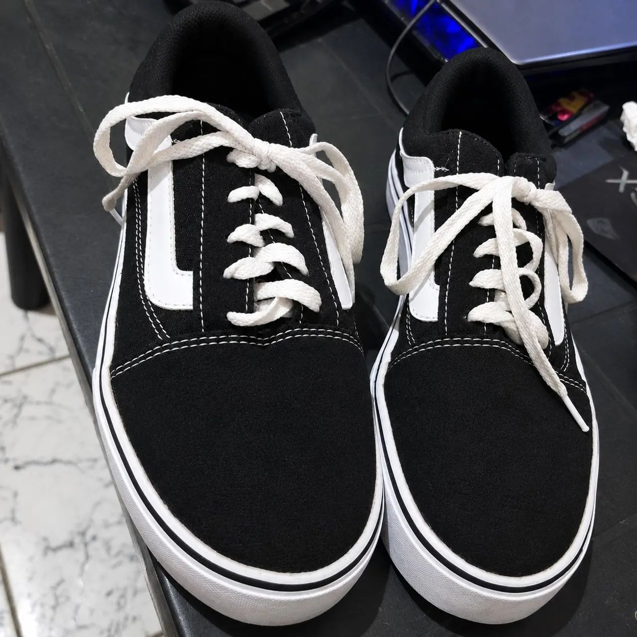 Tênis Casual Preto com Branco  - Foto 2
