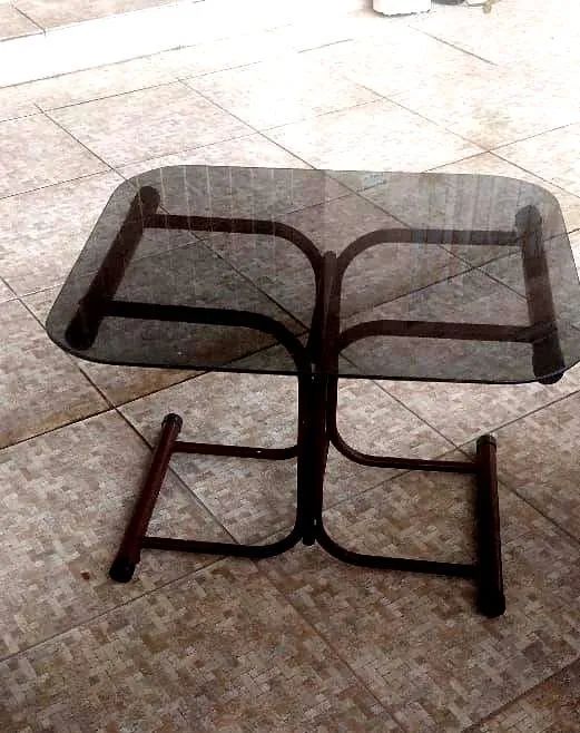 Mesa de Centro com Vidro Temperado - Estrutura Tubular | Bem Conservada
