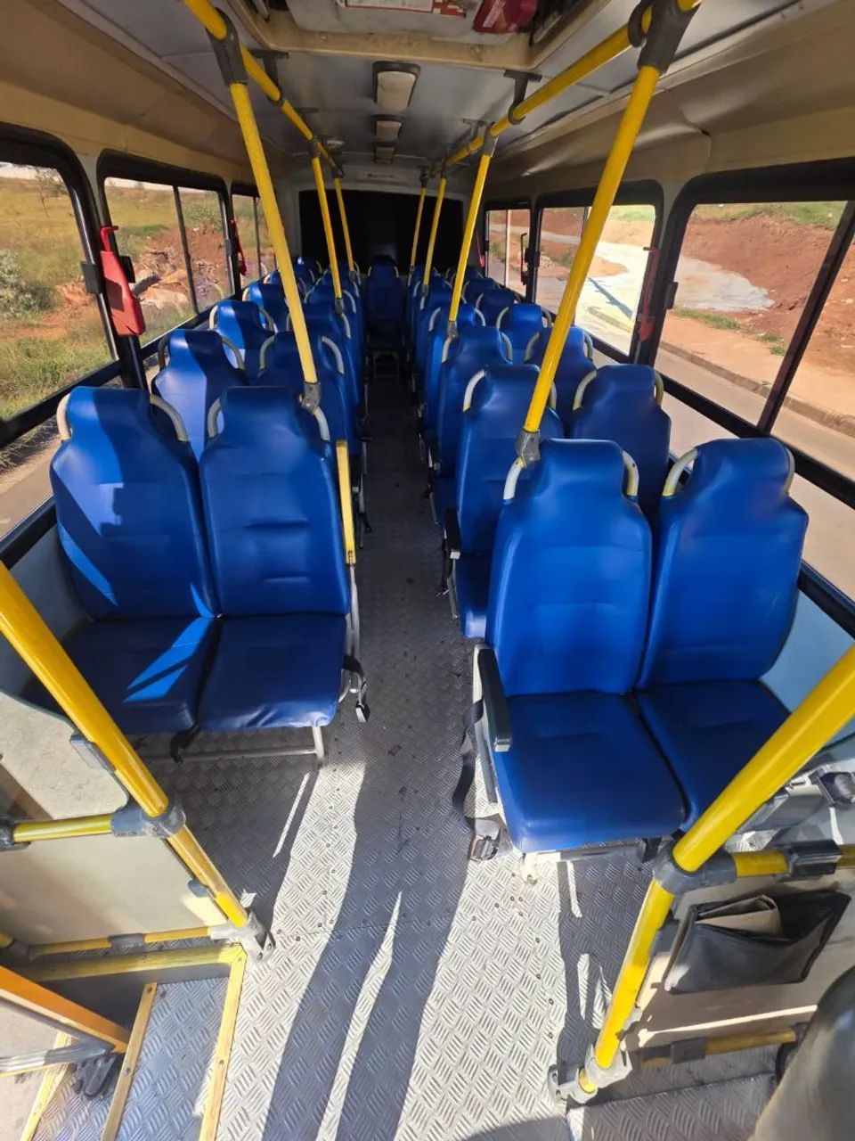 Vendo microônibus padrão escolar 32 lugares  - Foto 4