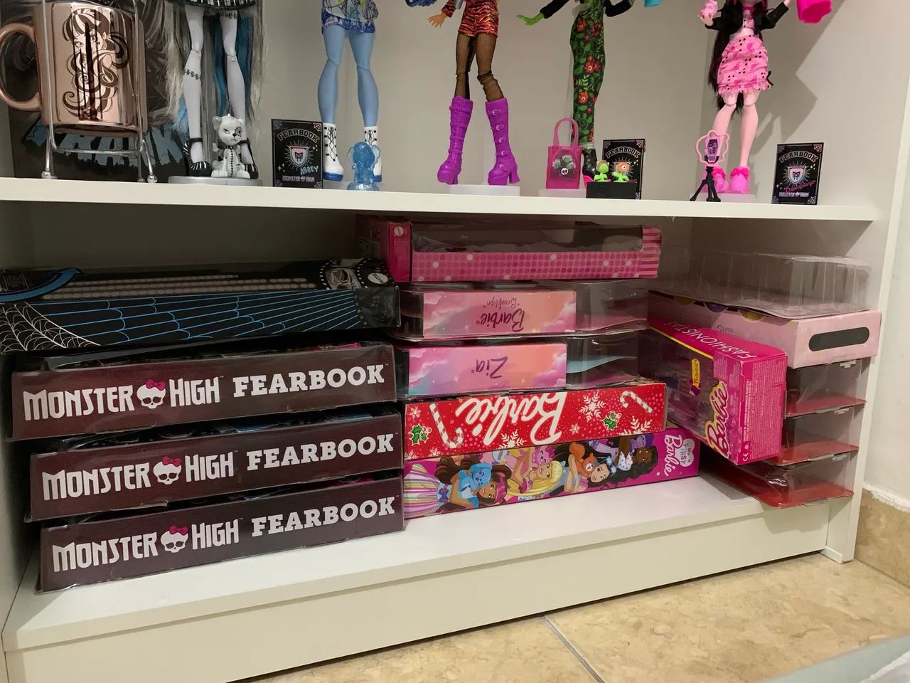 Caixas de bonecas Barbie e Monster high 