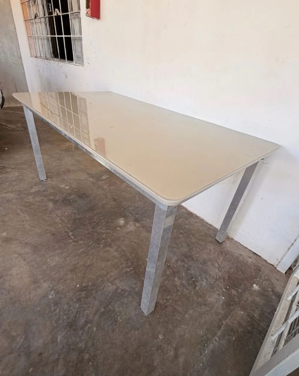 Vendo mesa de vidro , com base em alumínio . - Foto 2
