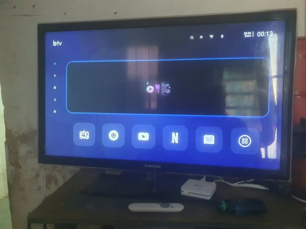 VEMDO TV SAMSUNG 40 POLEGADAS NÃO E SMART ELA ESTÁ COM 4 LISTAS NO CANTO 