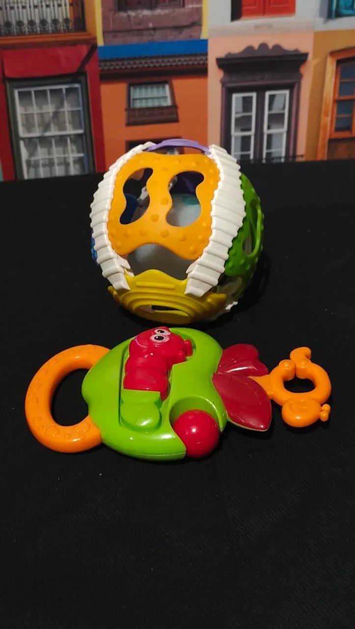 Kit Brinquedos Infantis com Chocalhos e Bola Interativa + Chaveiro Brinde - Foto 3