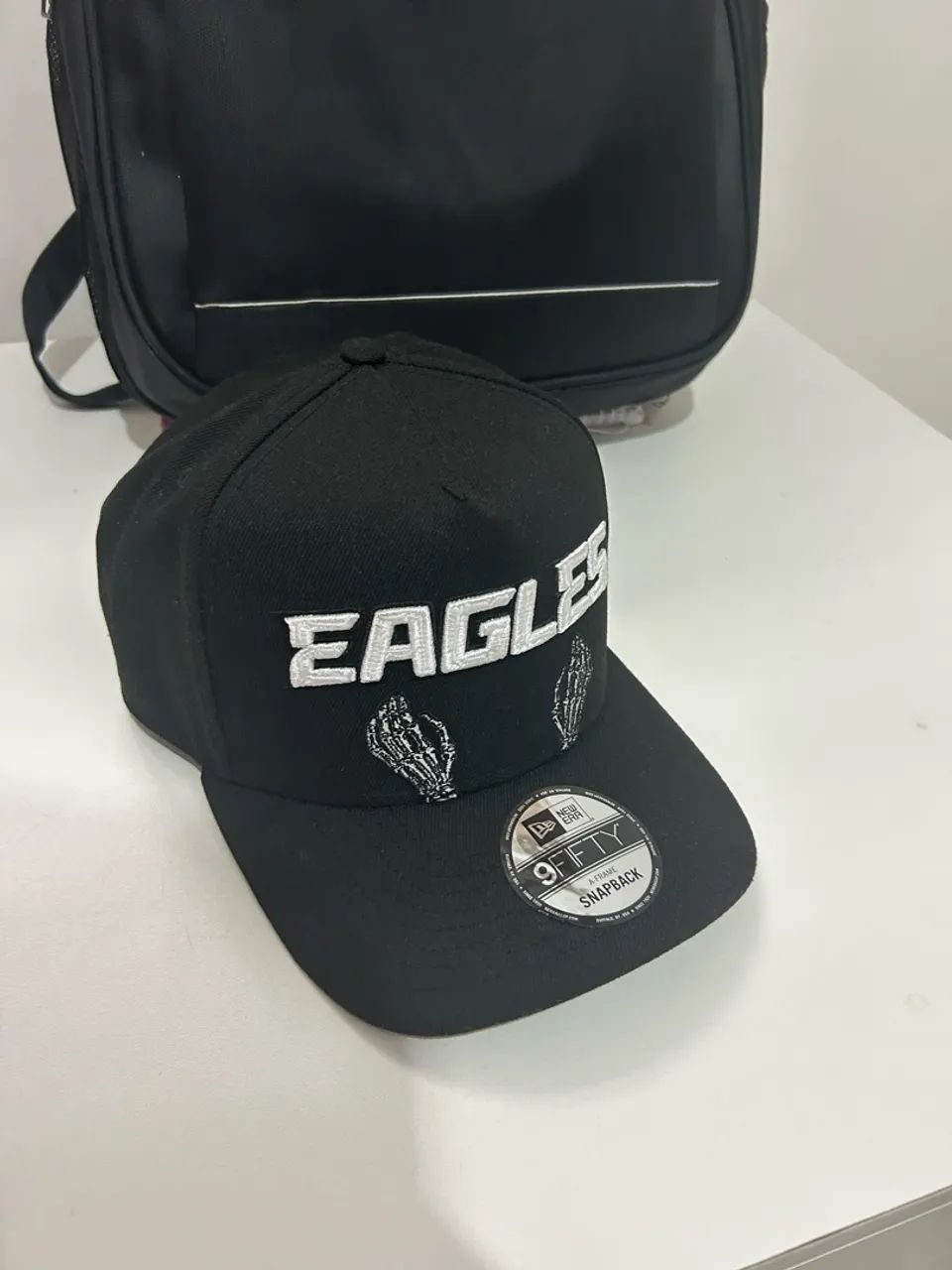Boné New Era Eagles 9Fifty (versão SKELETAL SCRIPT)