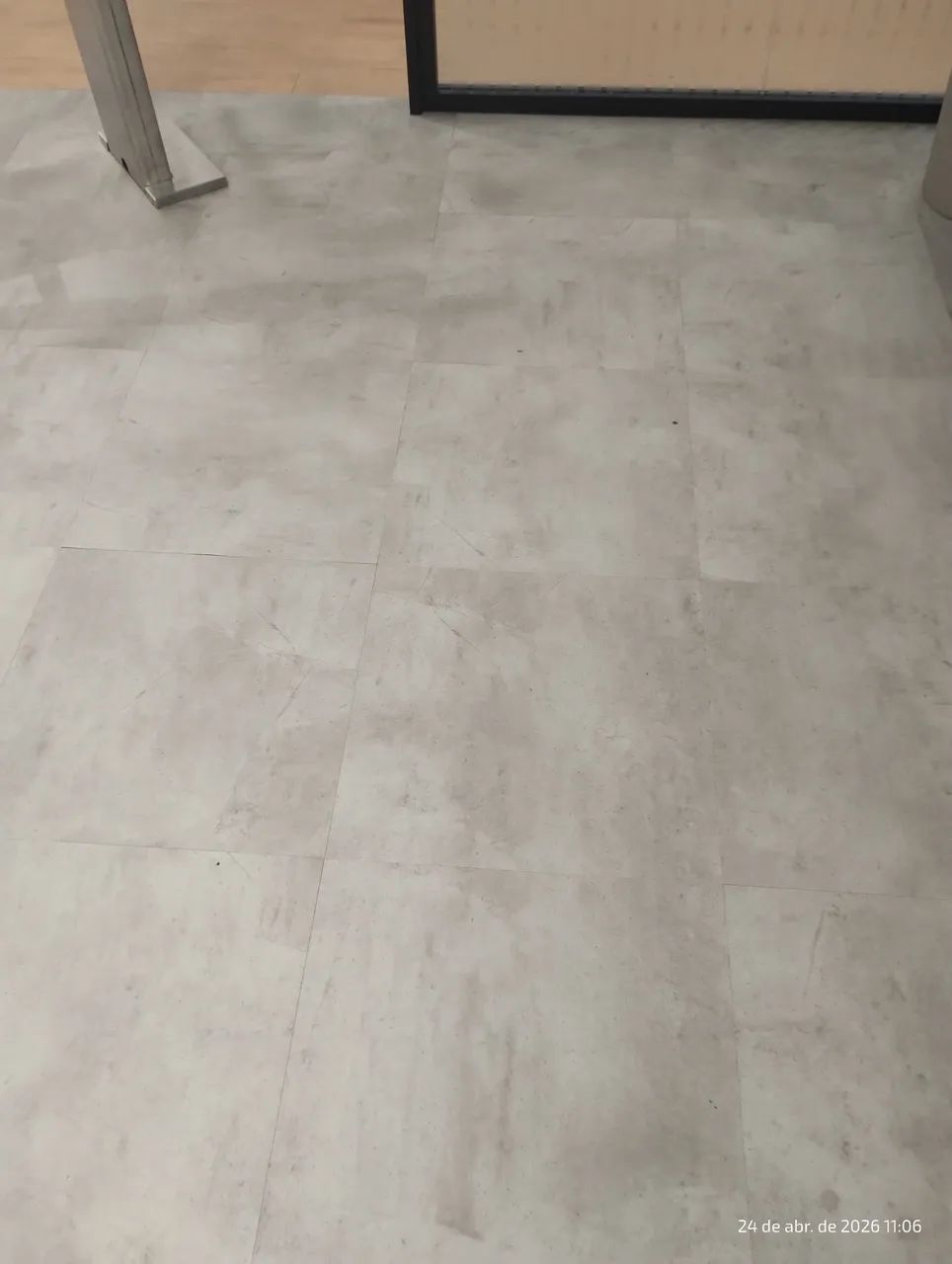 Piso Vinílico Novo - tenho 5 Caixas cada com 10 peças, (2,5m² cada) cada  caixa R$ 200  - Foto 3